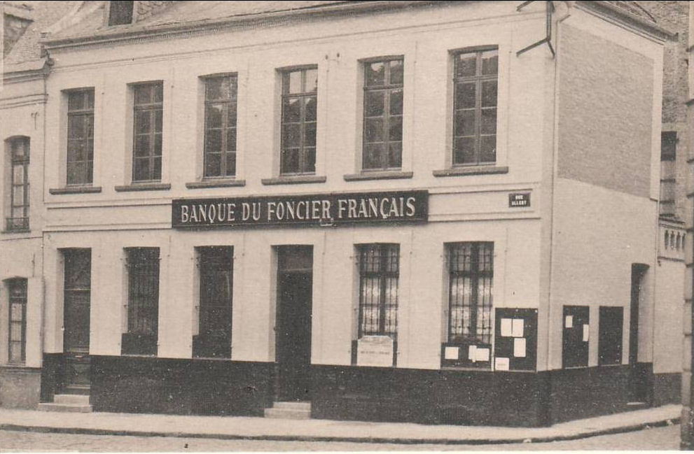cette banque fondée en 1852 se situait à l'angle de la rue Deneuville . C'est un organisme de prêts aux collectivités locales, et à émettre des obligations en représentation de ces prêts .